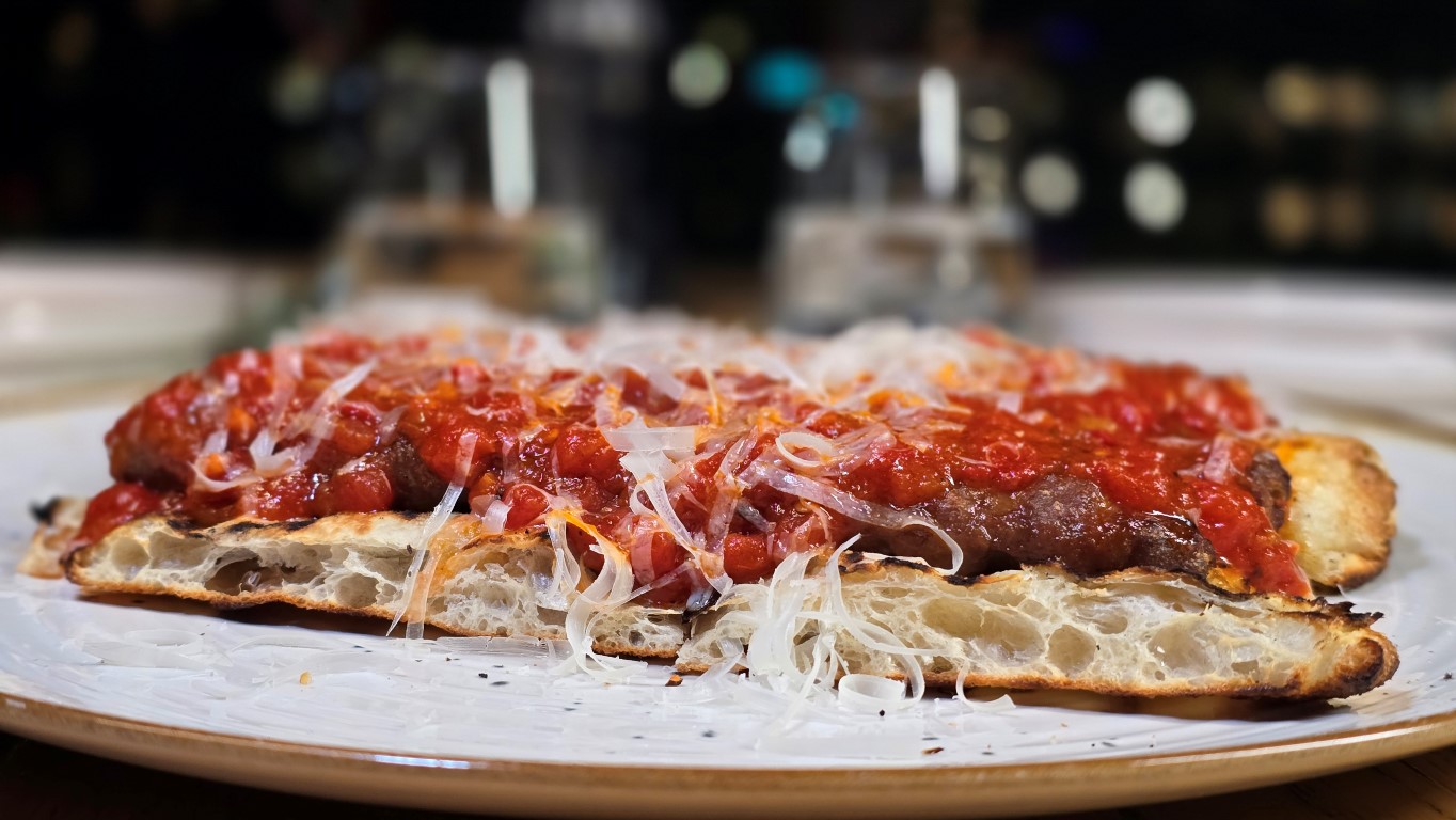 KEBAB / φοκάτσια / γιαούρτι / πικάντικη σάλτσα ντομάτας / γραβιέρα τρούφας